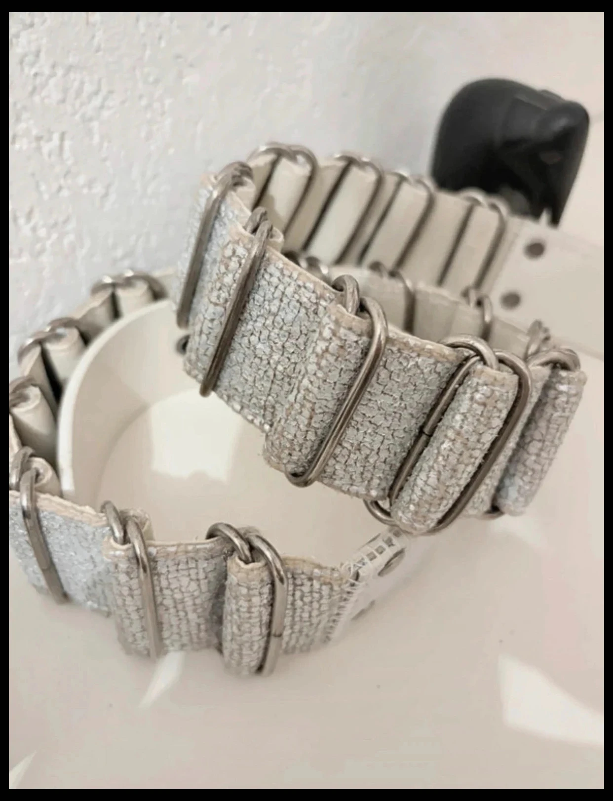 White leather belt with large crackled effect metal rings 90 cm – photo 3